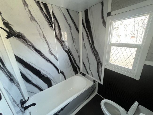 Building Photo - 9142 Yorkshire Rd