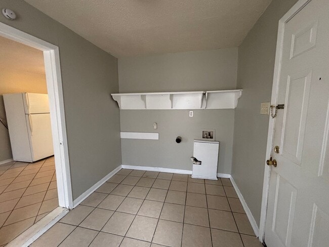 Building Photo - Charming 3 bedroom 2 bath home