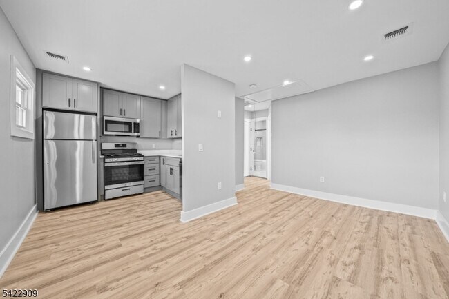 Building Photo - 100 Kansas St