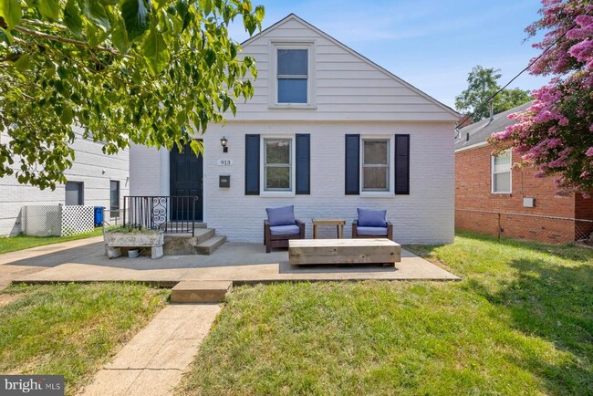 Building Photo - 913 S Oak St