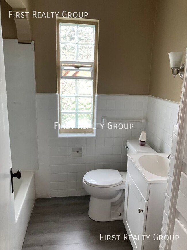 Building Photo - 16 W. Maplewood-#3