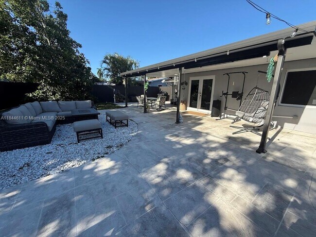 Building Photo - 2612 Acapulco Dr