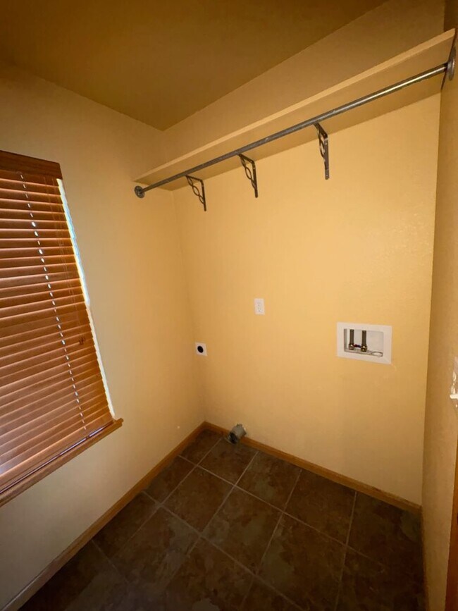 Building Photo - 3bd/3ba Johnstown Home with 2-Car Garage &...