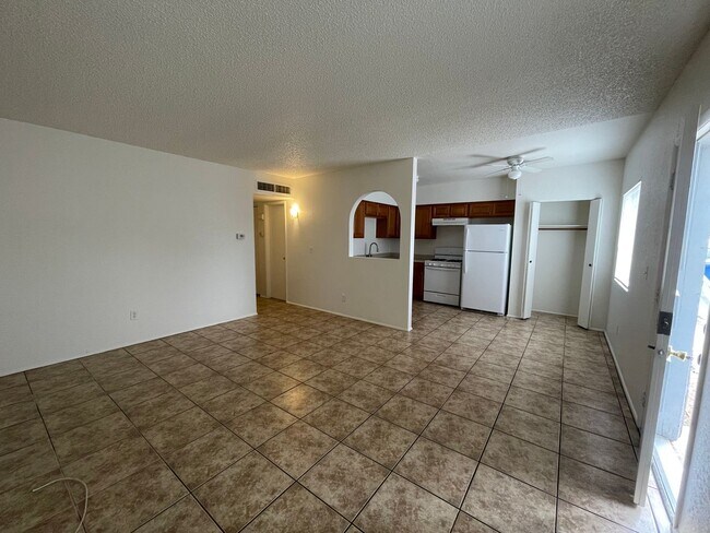 Building Photo - Quaint 2 Bedroom and 1 Bath Triplex!
