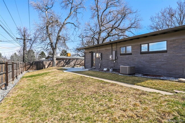 Building Photo - "Spacious 5-Bedroom Gem with 3 Full Baths in Arvada"