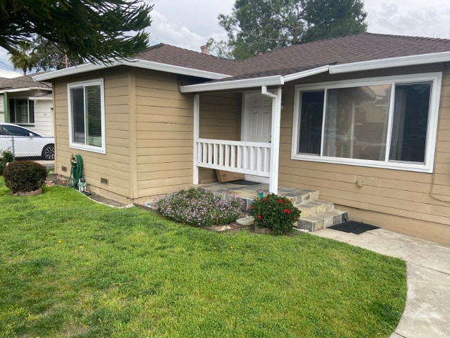 Building Photo - 2910 Knoll Dr