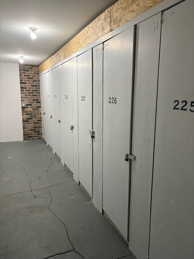 Building Photo - 1931 Prairie Square