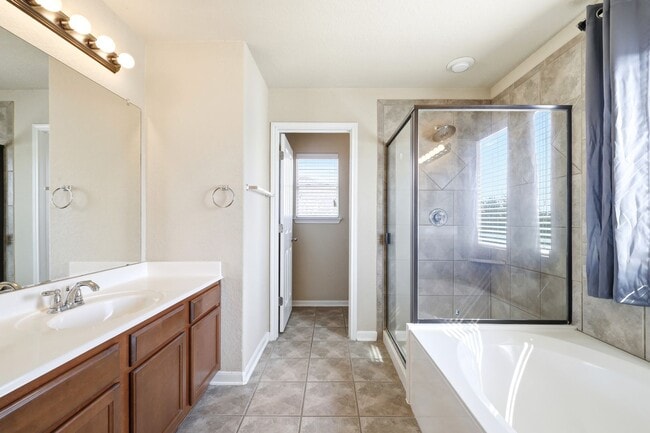 Building Photo - ***APPLICATION CURRENTLY UNDER REVIEW***Spacious Cul-de-sac home located close to Seaworld, Lackl...