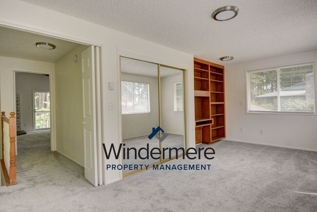 Building Photo - 4 bedroom 3 bathroom pet friendly home