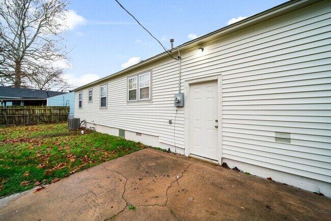 Building Photo - Move In SPECIAL! Beautifully Remodeled 2-B...