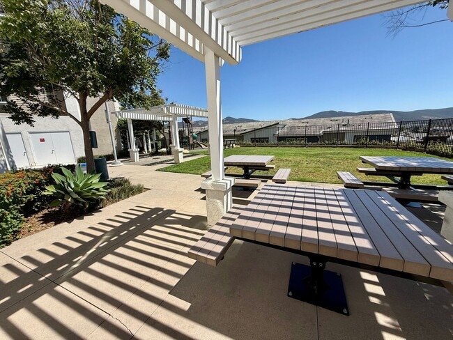 Building Photo - Luxury Townhome 3 level 2 car garage  modern kitchen must see charmer $3350
