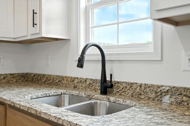 Building Photo - 1108 Mission Dr