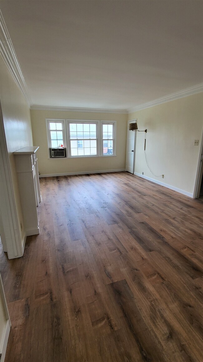 Building Photo - 407 1/2 Veteran