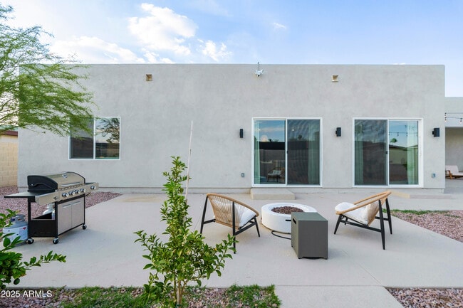 Building Photo - 5049 E Shaw Butte Dr