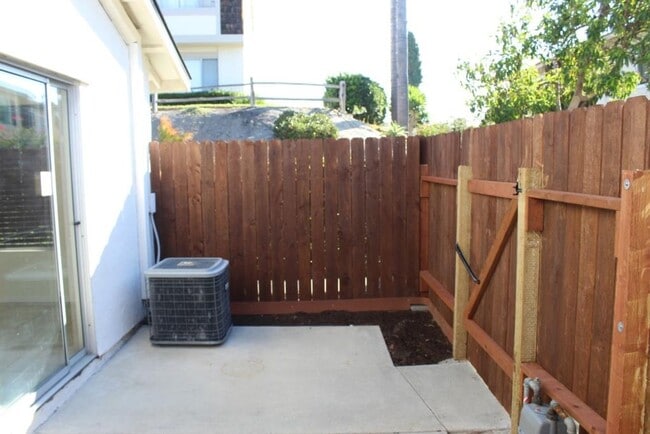 Building Photo - One Story end unit condo 2 Br/1 Ba - Beaco...