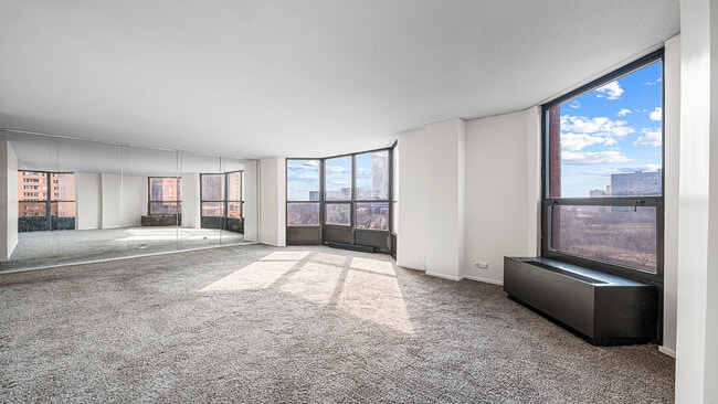 Building Photo - 899 S Plymouth Ct