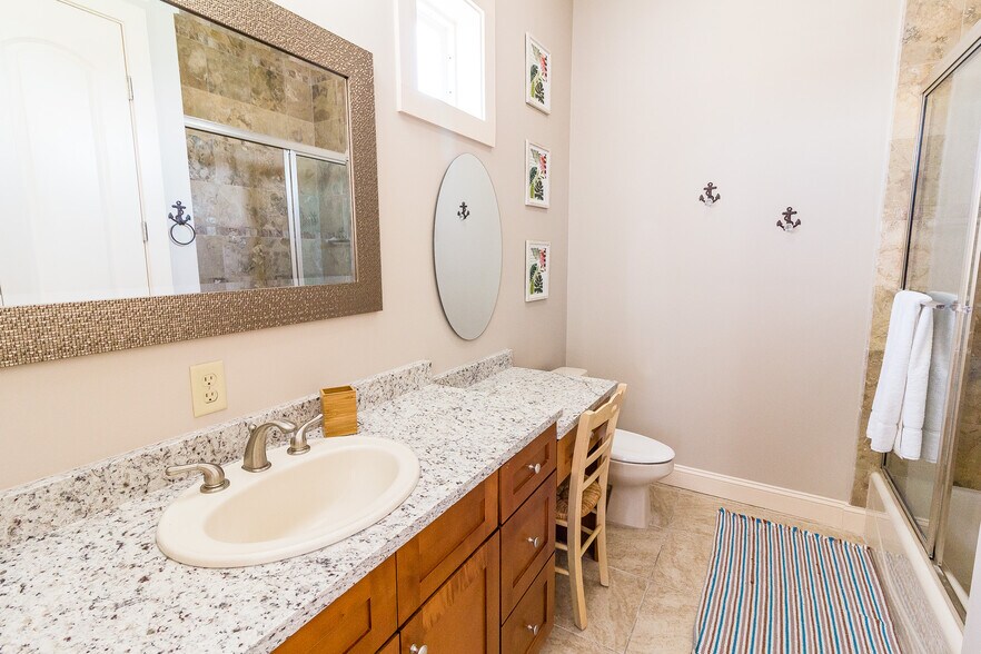 Building Photo - 6226 Thomas Dr