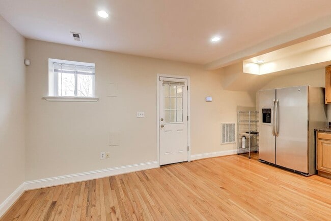 Building Photo - LEASE SPECIAL - $1,925 for a 24 month lease. 12 Month lease offered at $1,995 - Spacious 2 Bed En...