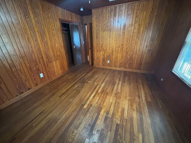 Building Photo - FOR RENT