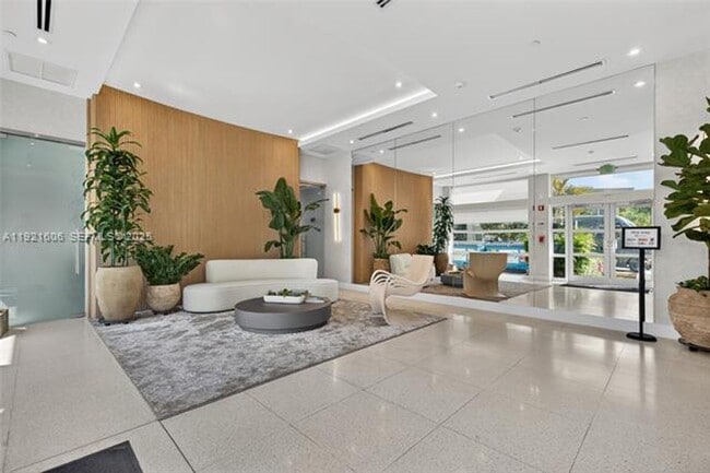 Building Photo - 9821 E Bay Harbor Dr