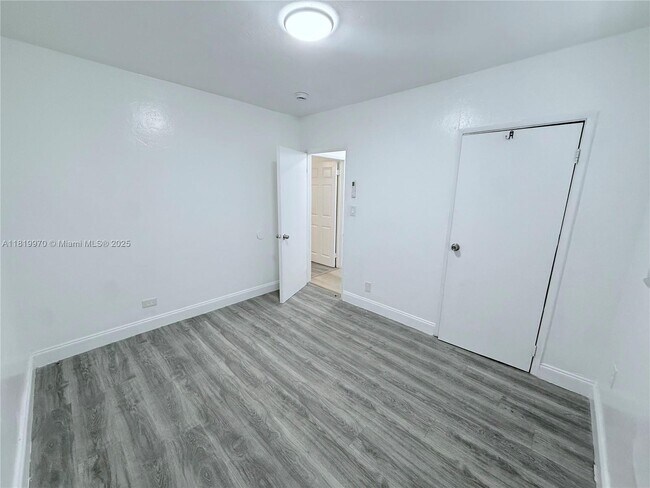 Building Photo - 6701 NE Miami Pl