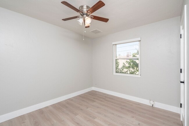 Building Photo - Central Phoenix Rental