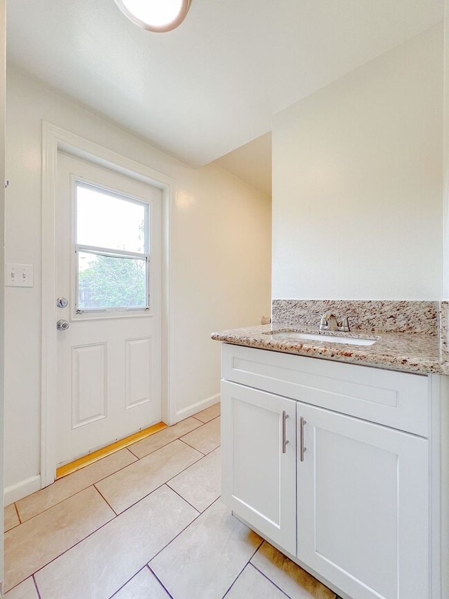 Building Photo - Santa Ana - Gorgeous Interior Remodel 4 be...