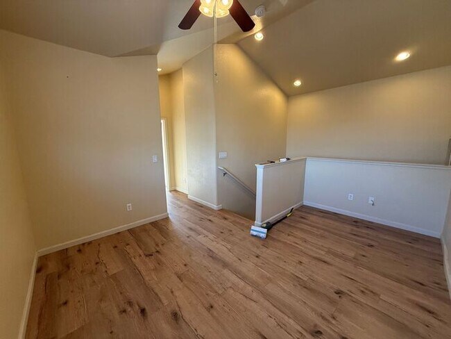 Building Photo - Modern Two–Primary Suite Townhome w/ 2-Car Garage in Sparks
