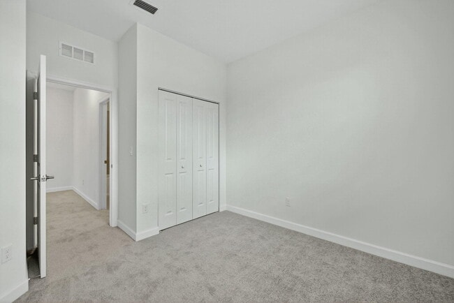 Building Photo - 303 SE Crossoak Ln