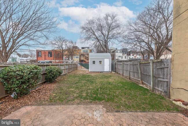 Building Photo - 745 Kenyon St NW