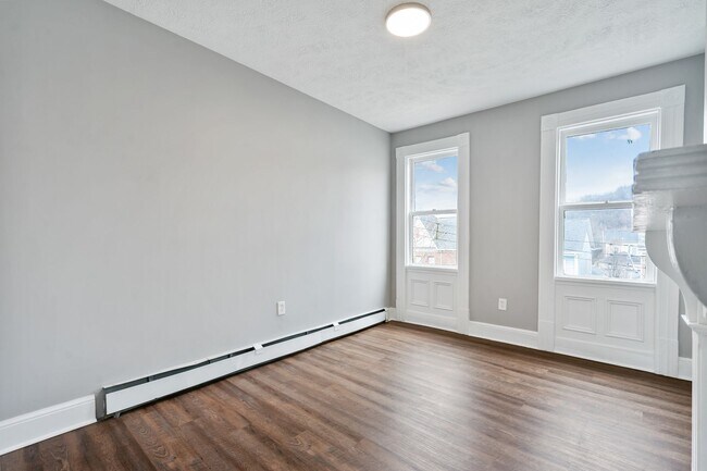 Building Photo - Brand New Remodel - 4BR / 2BA Home in Manchester - In-Unit Laundry, Convenient Location - Availab...