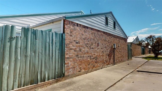 Building Photo - 725 Peppertree Dr