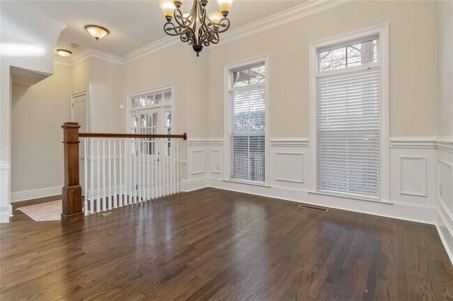 Building Photo - 5460 Glenridge View NE