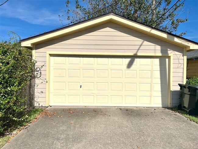 Building Photo - 4915 Houston Dr