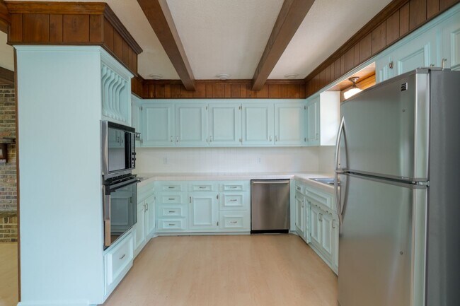 Building Photo - Single Family Home on almost an acre, 4 be...