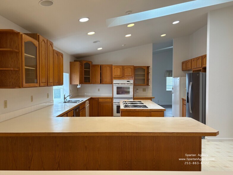 Building Photo - 15310 Main St E