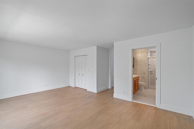 Building Photo - 2532 NE 9th St