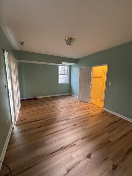 Building Photo - 115 Acorn Dr