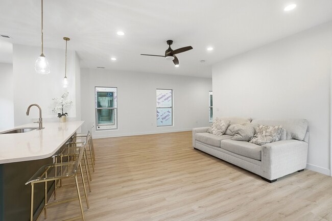 Building Photo - 412 St Clair Ave