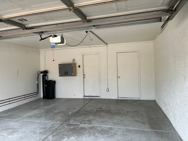 Building Photo - 517 W Duke Dr