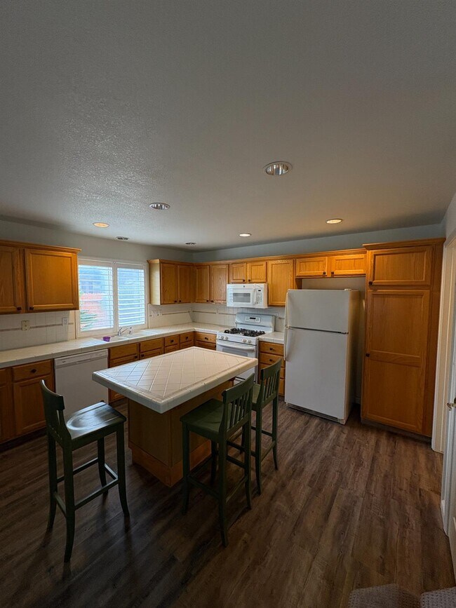 Building Photo - 3437 Greenfield Ave