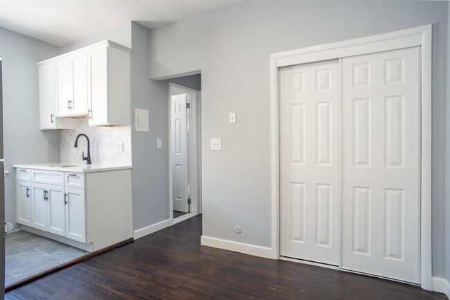 Building Photo - 711 18th St