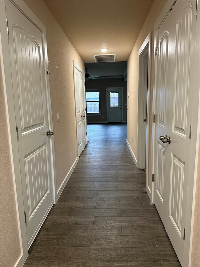 Building Photo - 522 Vee St