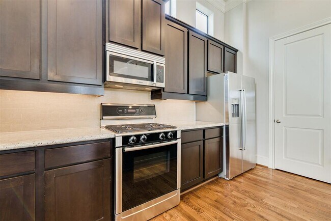 Building Photo - 619 Live Oak St