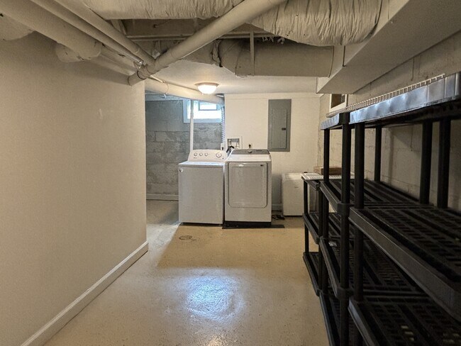 Building Photo - 1024 Kessler