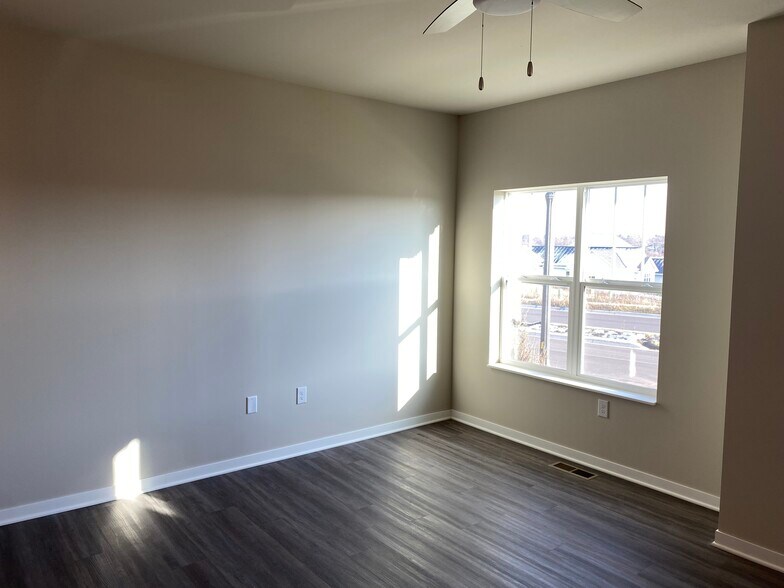 South facing window in living room. Plenty of sun. - 4856 Lacy Rd