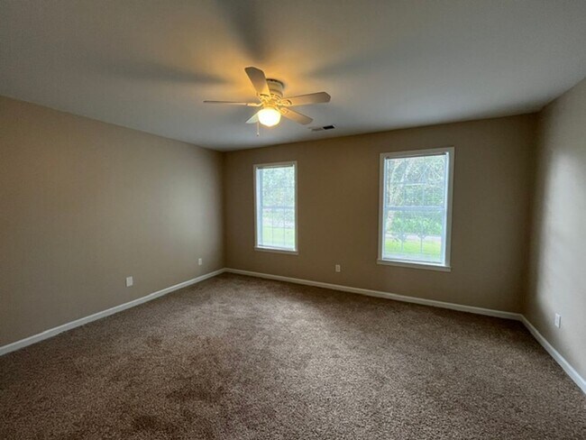 Building Photo - 440 Blue Lake Dr
