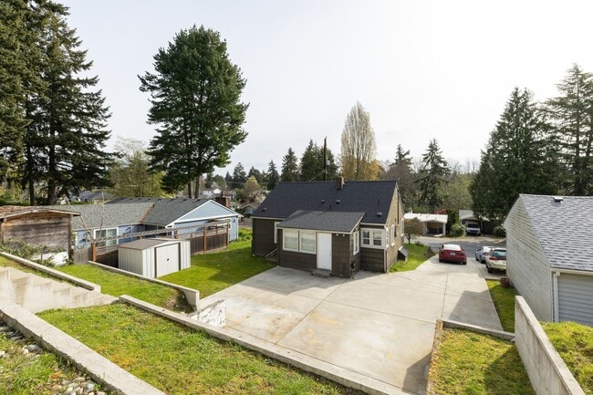 Building Photo - 10827 10th Ave SW