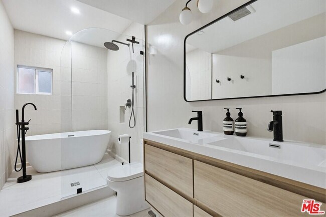 Building Photo - 3540 Division St