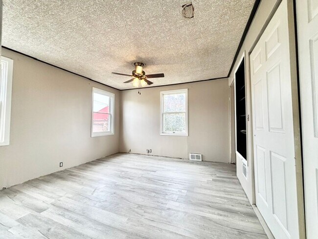 Building Photo - 3 bedroom 1 bath House for rent Greensburg, PA